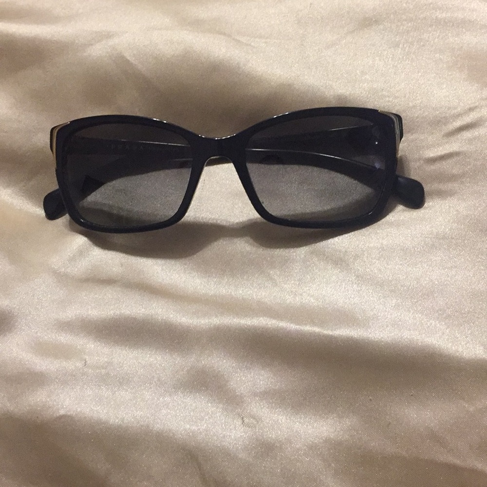 Gorgeous vintage Prada sunnies!
